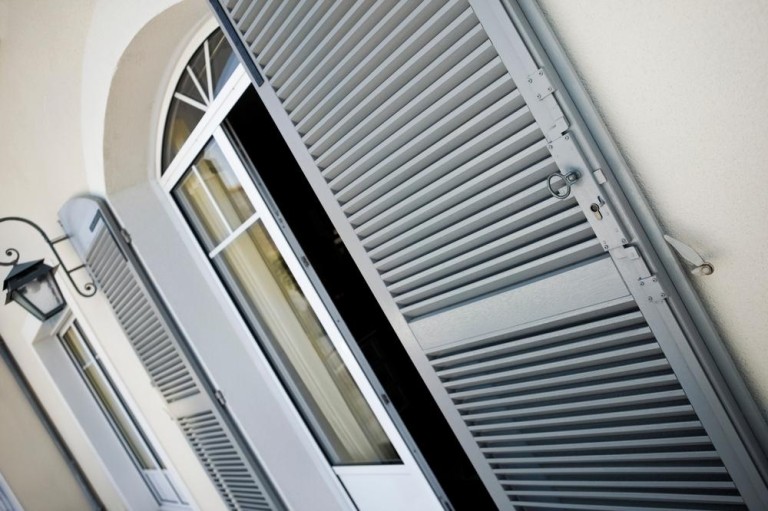 Pose de menuiserie à Cambrai : comment choisir entre PVC et aluminium ?