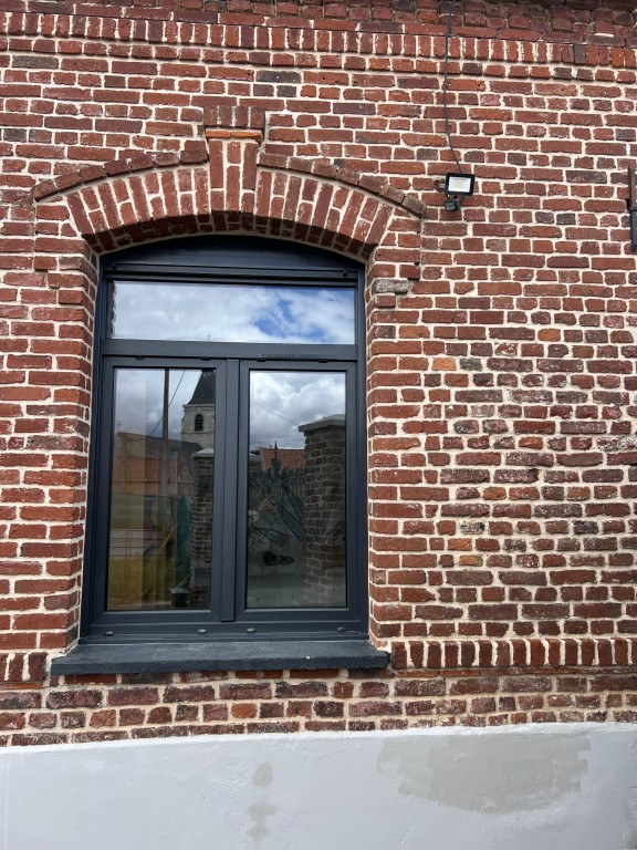 Rénovation énergétique : pourquoi remplacer ses fenêtres à Cambrai, Valenciennes et Douai est devenu indispensable ?