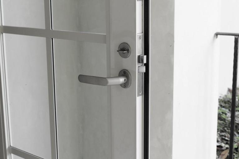 Quel matériau pour votre porte d'entrée à Cambrai ?